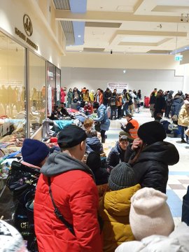 Größere Ansammlung von Personen in einer Halle.