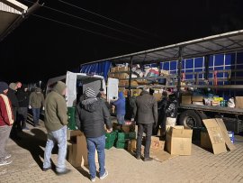 Größere Ansammlung von Personen bei der Verteilung von Gegenständen.