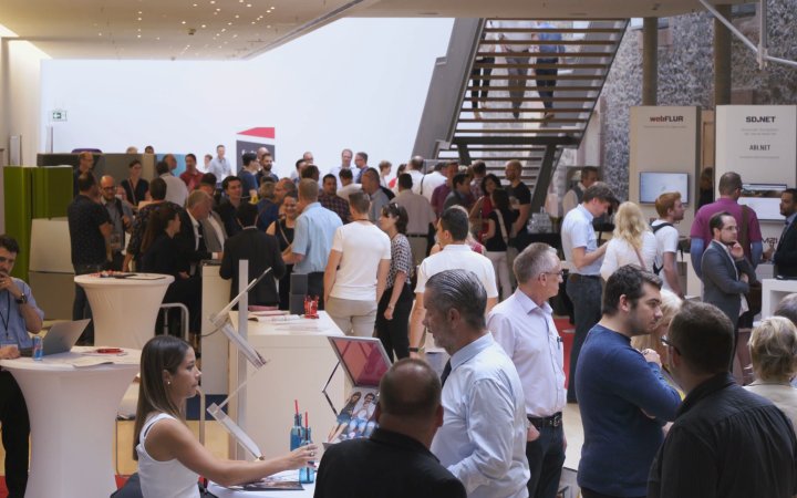 Große Ansammlung von Personen auf dem Gelände der expo.