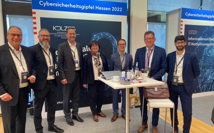 Sieben Personen während des Cybersicherheitsgipfels 2022.