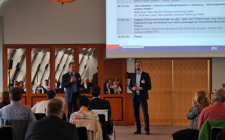 Martin Kuban vortragend während einer Podiumsdiskussion.