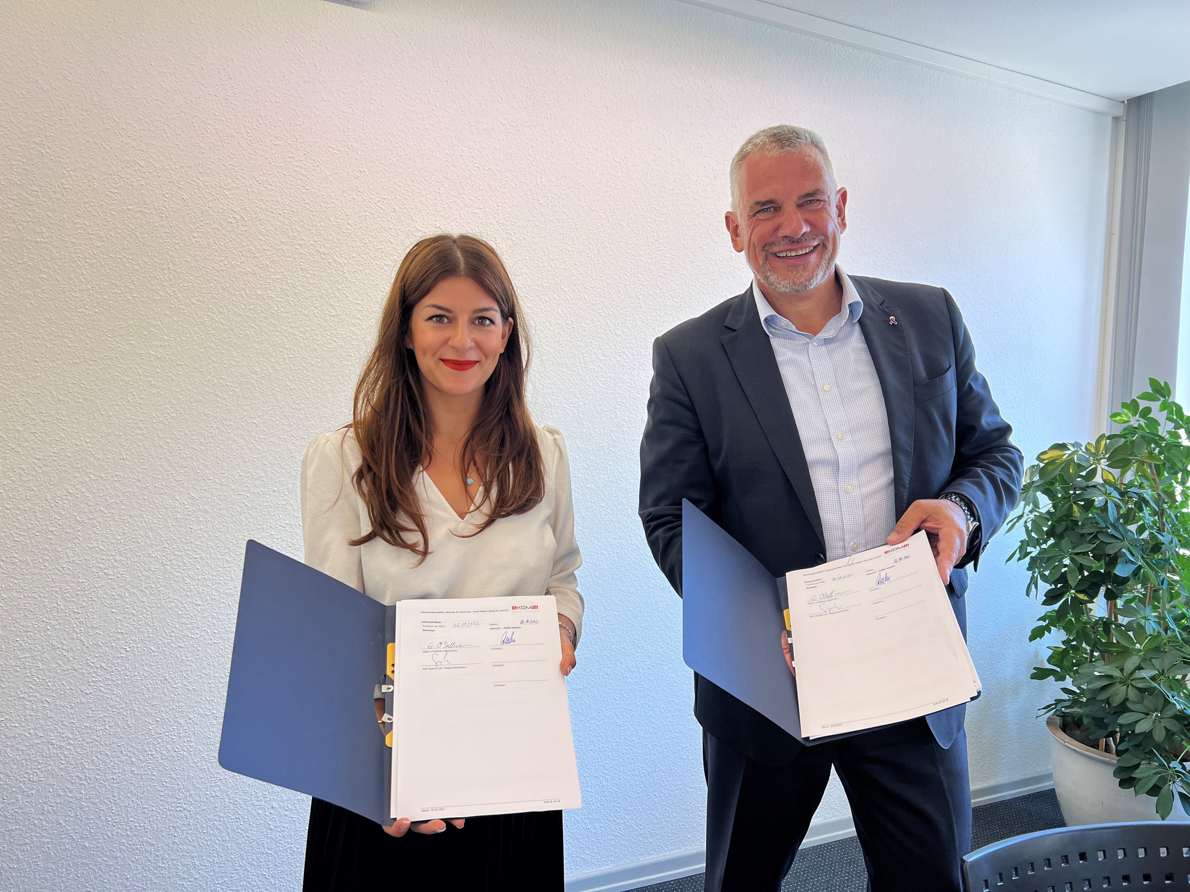 Eileen O'Sullivan und Matthias Drexelius präsentieren jeweils Dokumente.