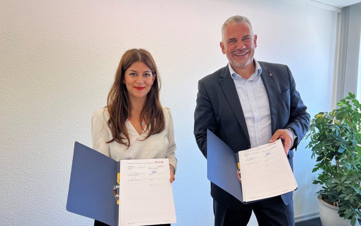 Eileen O'Sullivan und Matthias Drexelius präsentieren jeweils Dokumente.