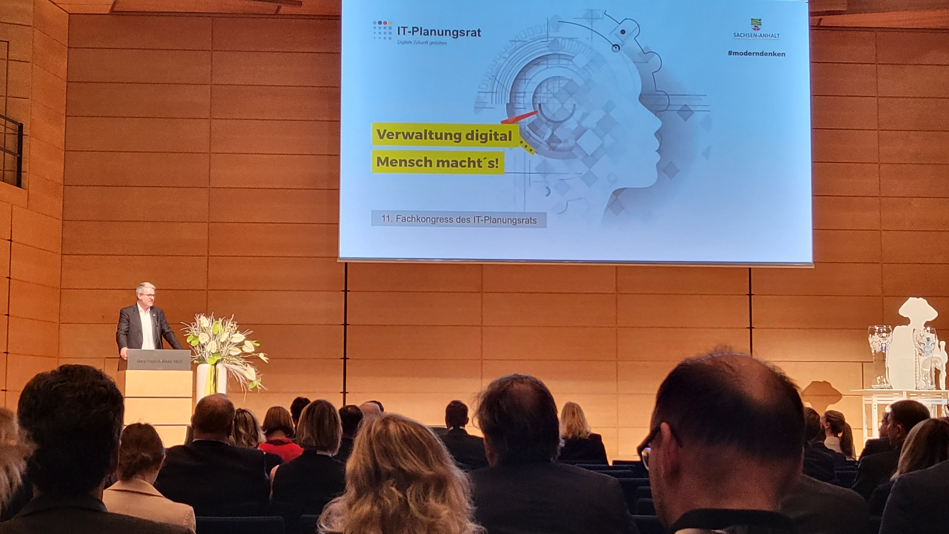 Ausschnitt vom Publikum und Rednerpult des Fachkongresses des IT-Planungsrats.