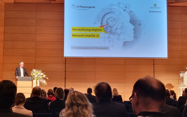 Ausschnitt vom Publikum und Rednerpult des Fachkongresses des IT-Planungsrats.