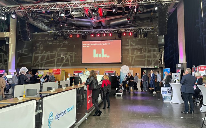 Ausschnitt des Smart-City-Gipfels; mit Personen und Ständen.