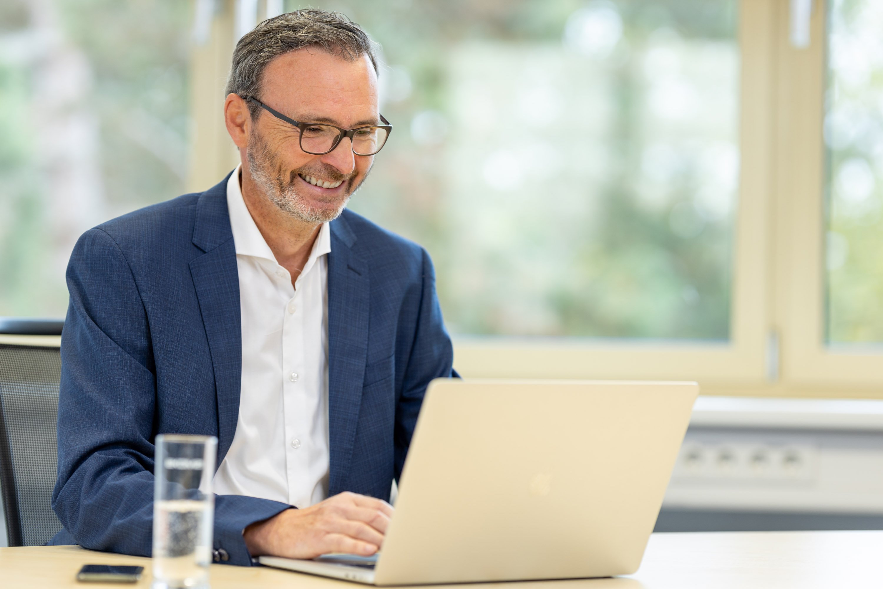 Sitzende Person vor einem Laptop.