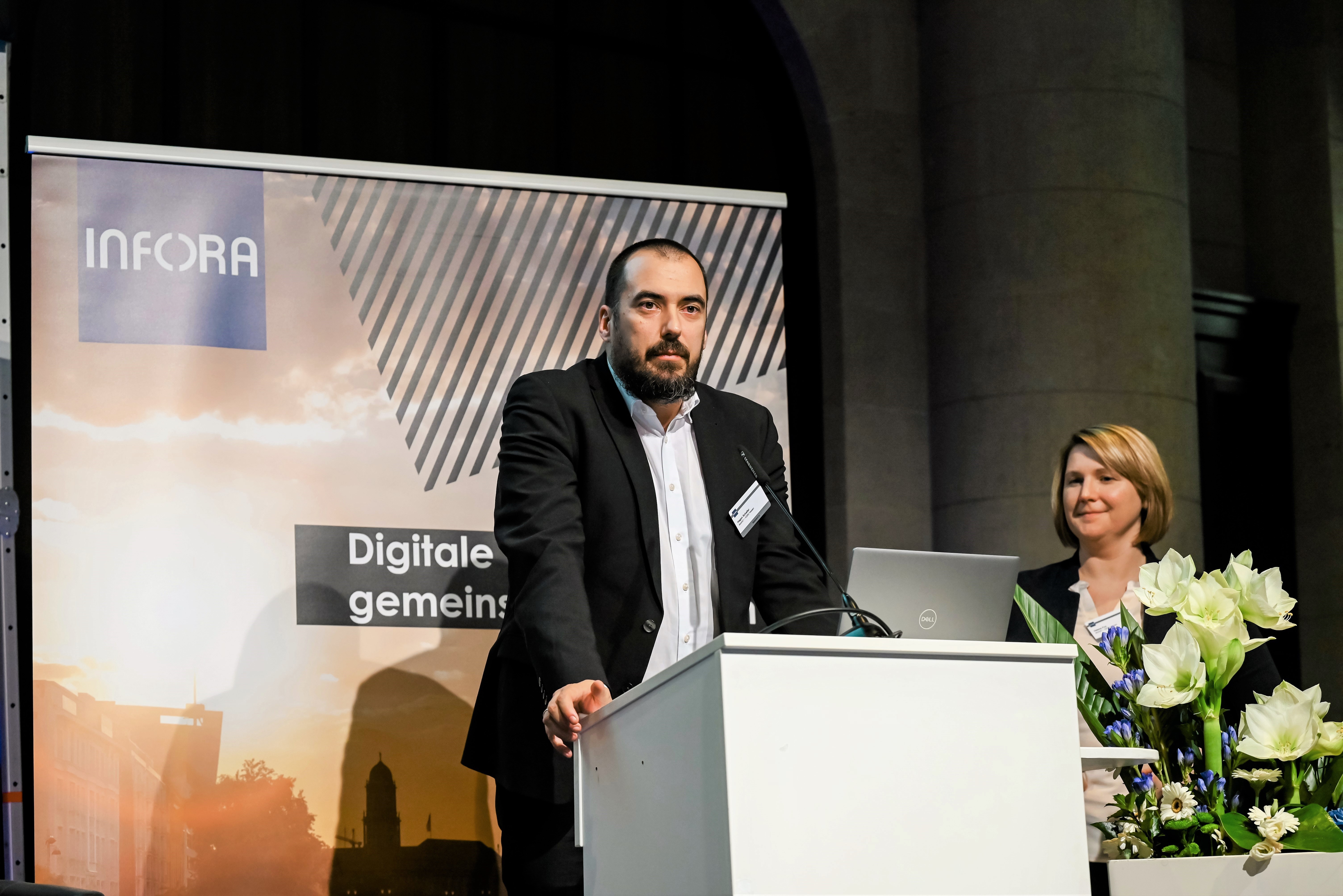 Hagen Schaller und Helena Fux auf einem Podium.