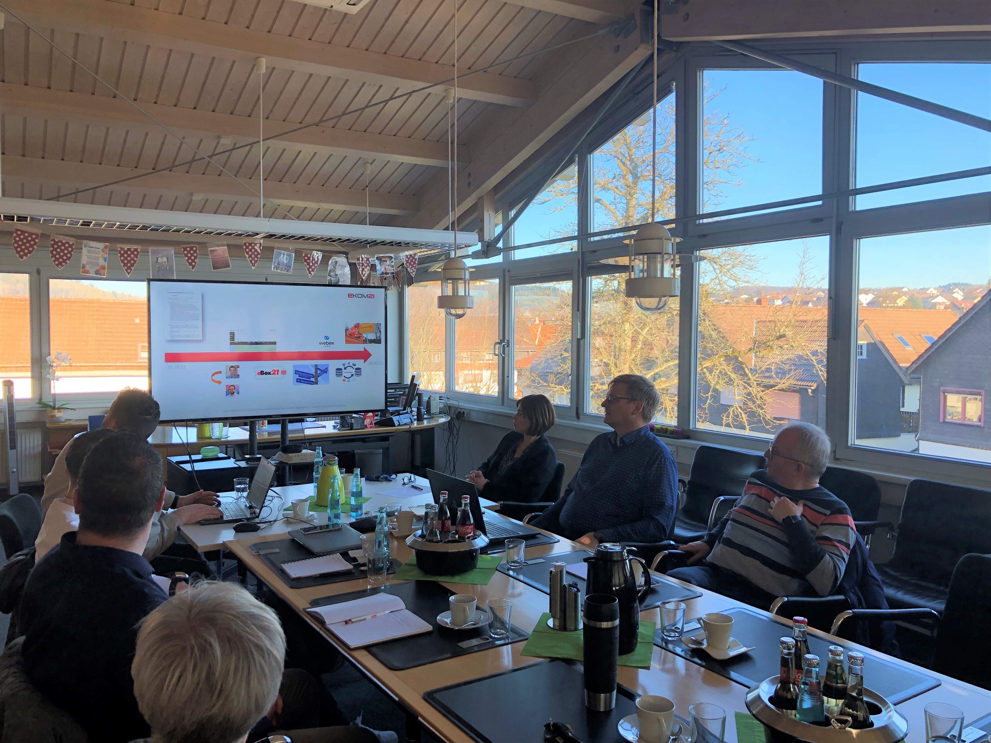 Mehrere Personen während einer Gemeindesitzung.