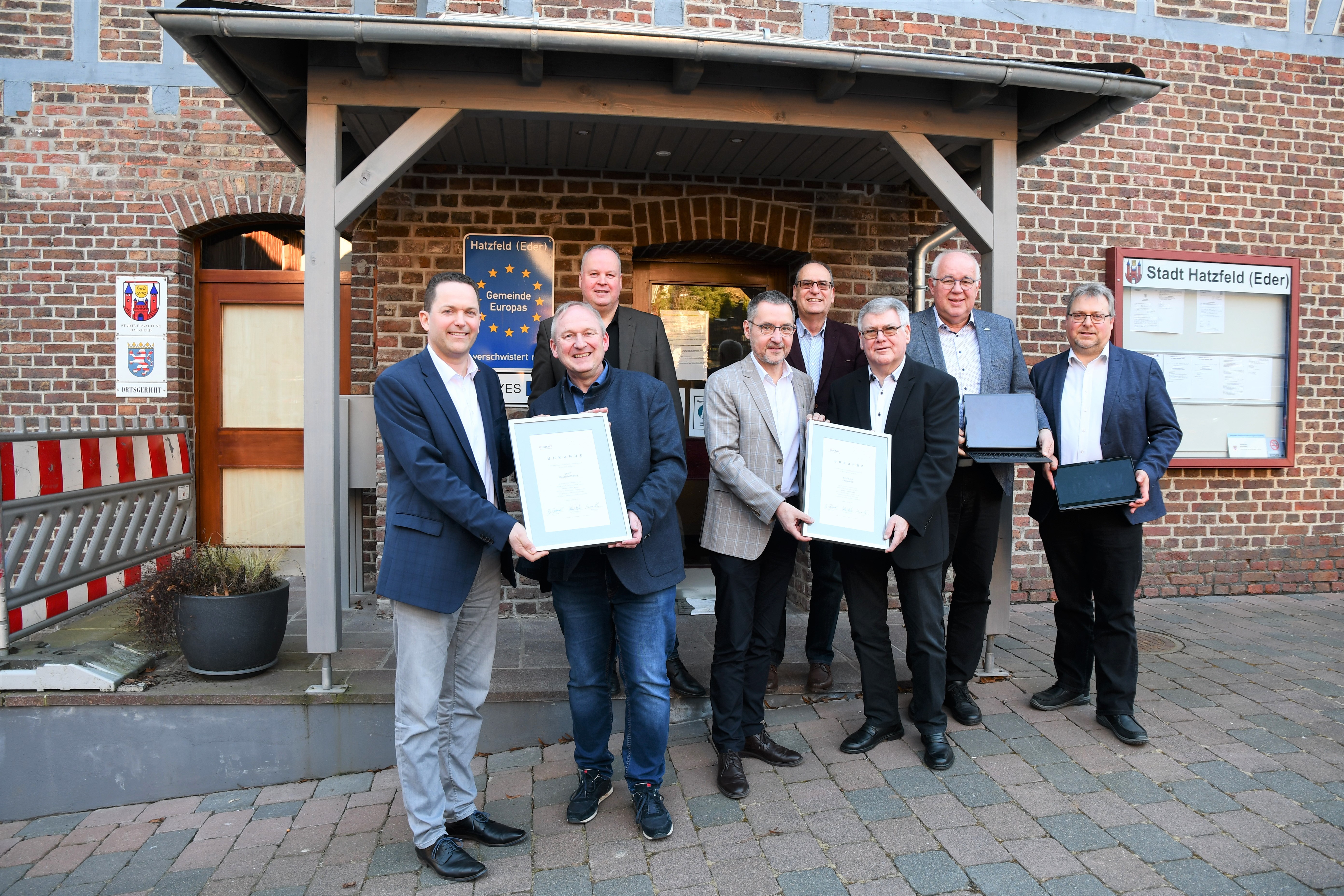 Mehrere Mitarbeitende der ekom21 und der Stadt Hatzfeld.