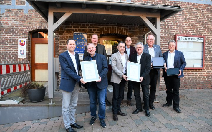Mehrere Mitarbeitende der ekom21 und der Stadt Hatzfeld.