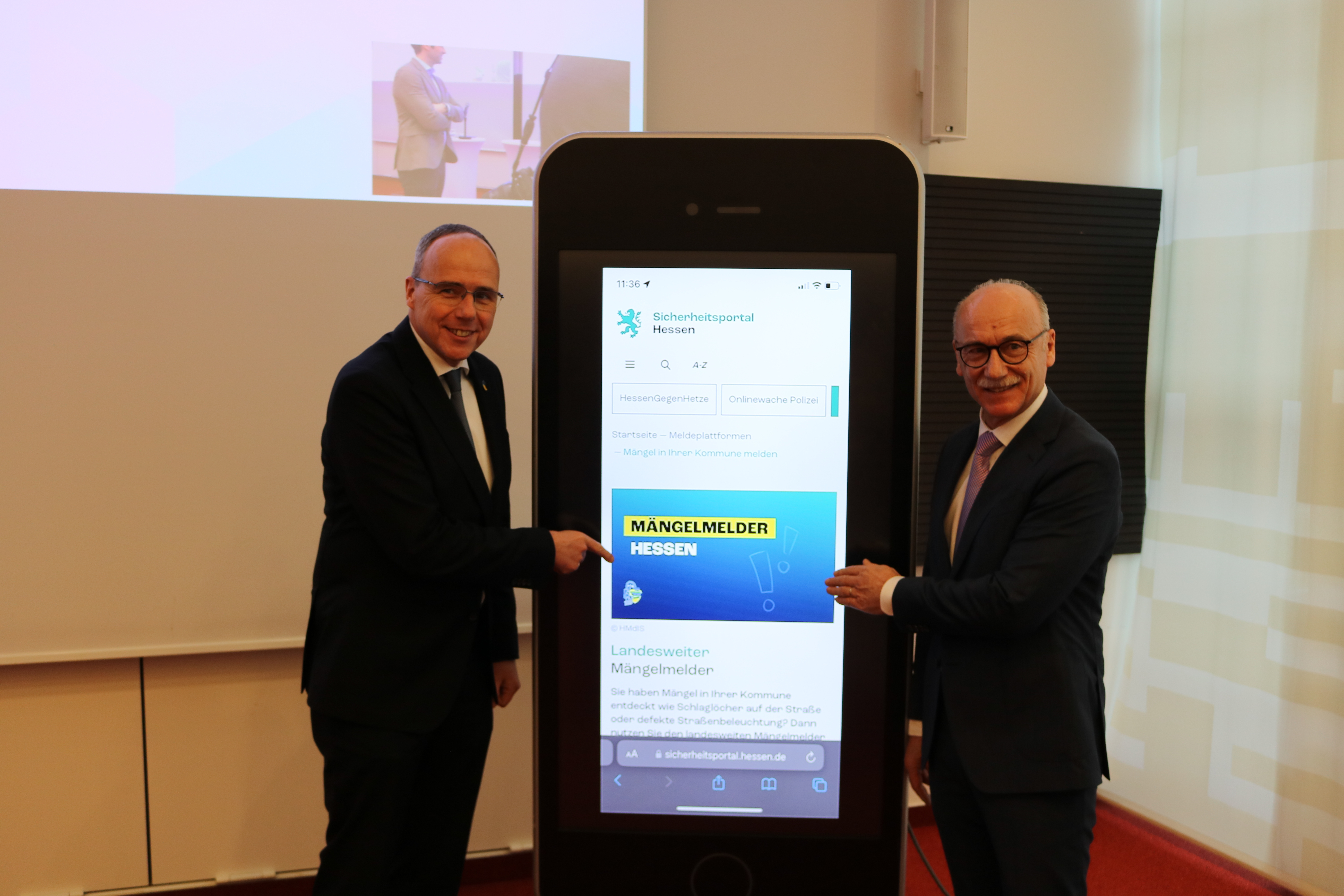 Innenminister Peter Beuth und Landespolizeipräsident Robert Schäfer während eines Vortrags.