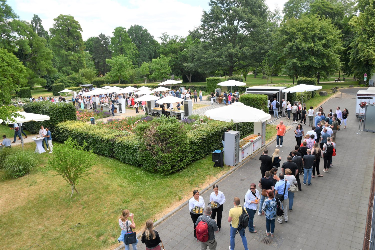 Mehrere Personen im Außenbereich der expo 2023.