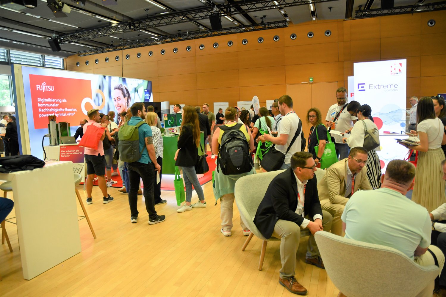 mehrere Personen in den Räumlichkeiten der expo 2023.