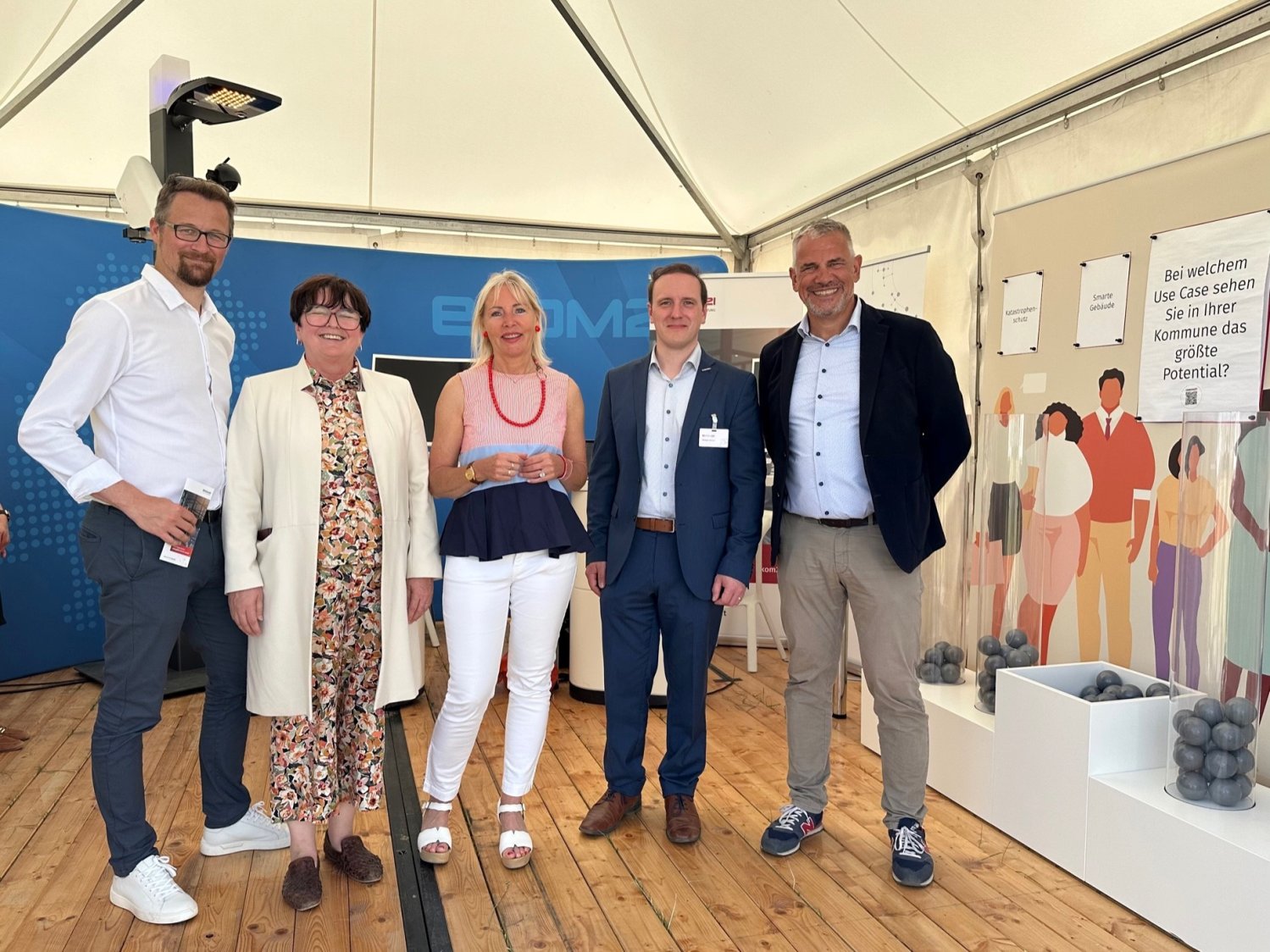 Mitarbeitende der ekom21 sowie Digitalministerin Kristina Sinemus.
