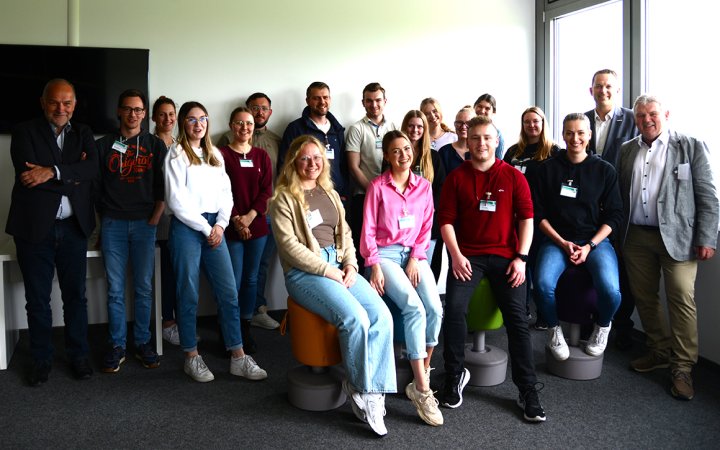 Gruppe von Studierenden in Räumlichkeiten der ekom21.
