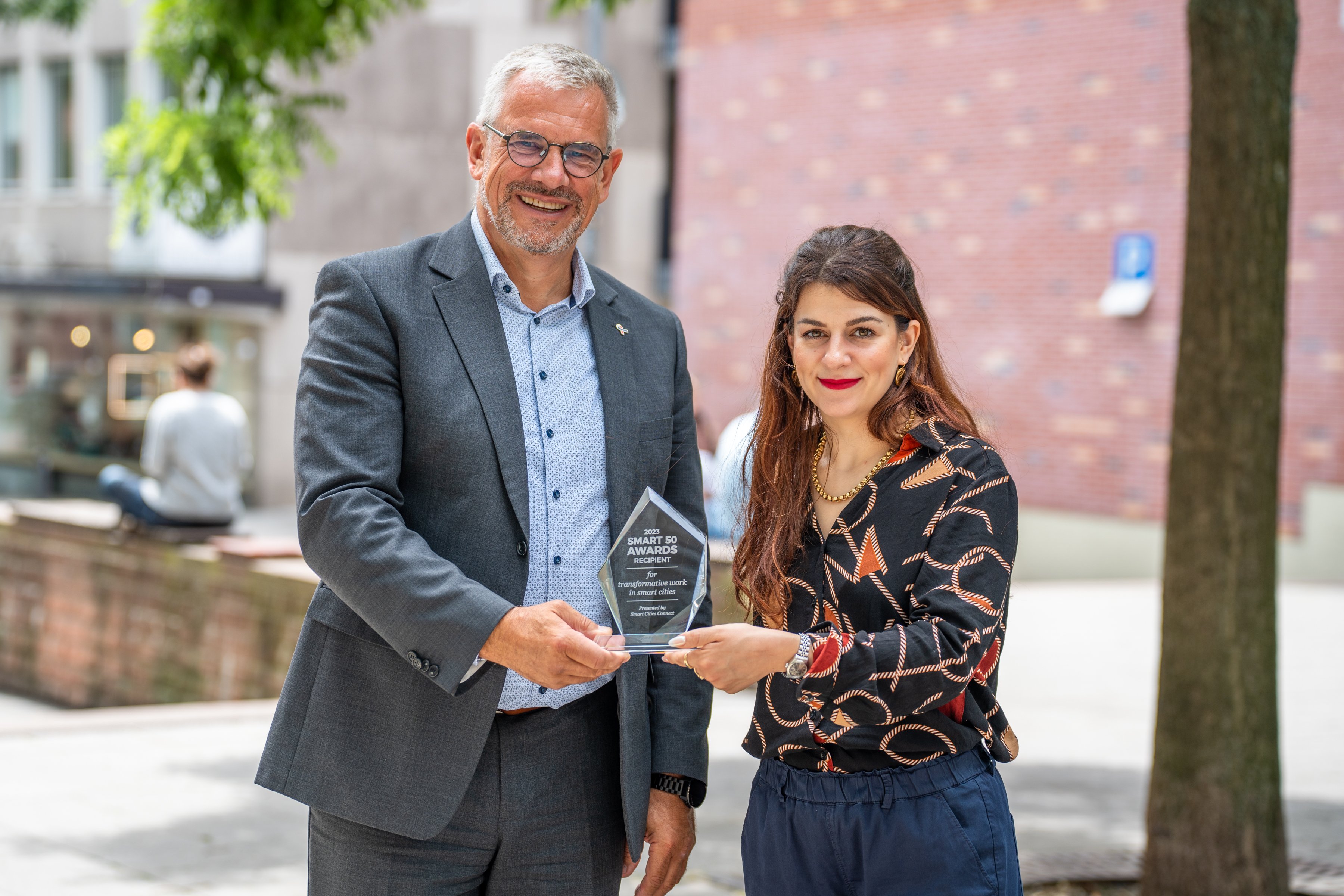  Matthias Drexelius bei einer Preisübergabe an Eileen O'Sullivan.