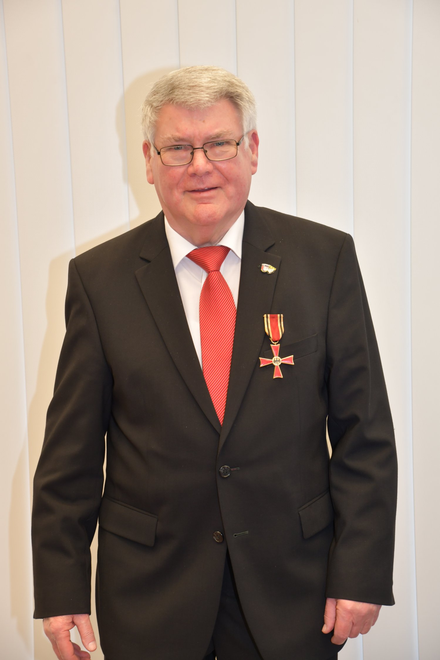 Bundesvcerdienstkreuz am Jackett von Harald Plünnecke.