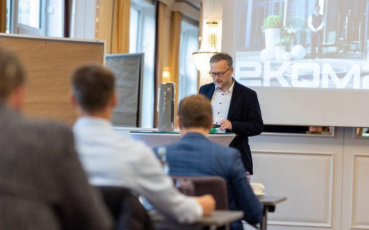 Jens Womelsdorf sprechend vor einem Publikum.