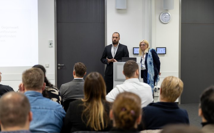 Sprechende vor Publikum während des eAkte-Anwendertreffens.