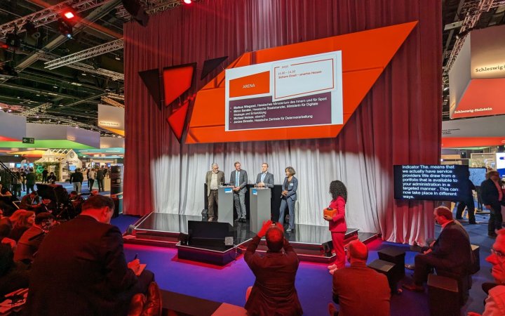 Gruppe von mehreren Personen bei einer Podiumsdiskussion einer Digitalisierungs-Messe.