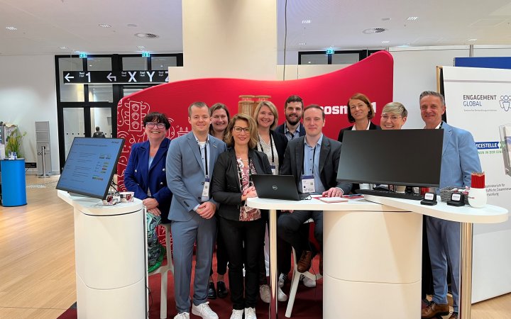 ekom21-Mitarbeitende und Besucher des KGST-Forums an einem Stand der ekom21.