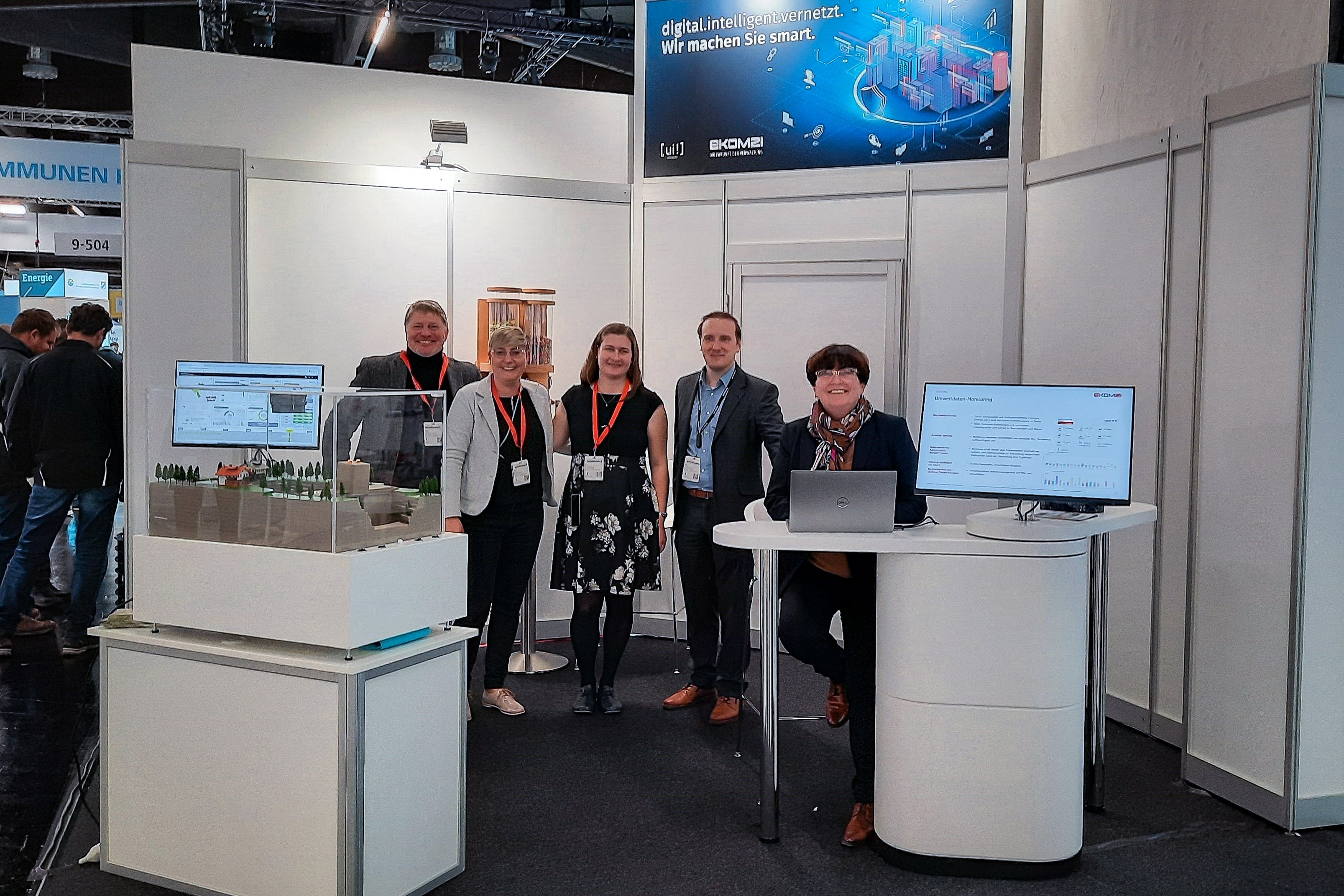 Mitarbeitende der ekom21 bei einem Stand der Kommunale.