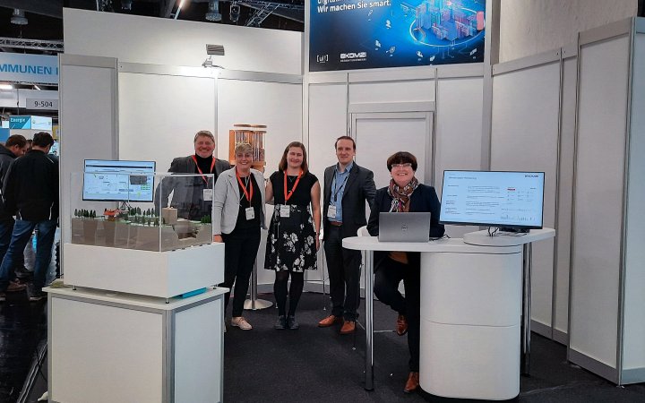 Mitarbeitende der ekom21 bei einem Stand der Kommunale.