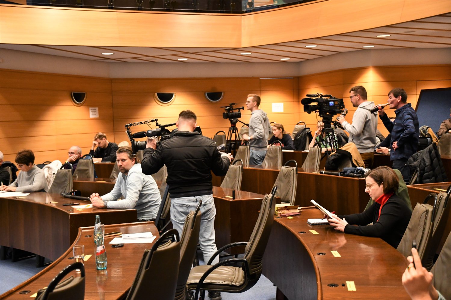 Ausschnitt des Publikums inklusive Kamerapersonen.