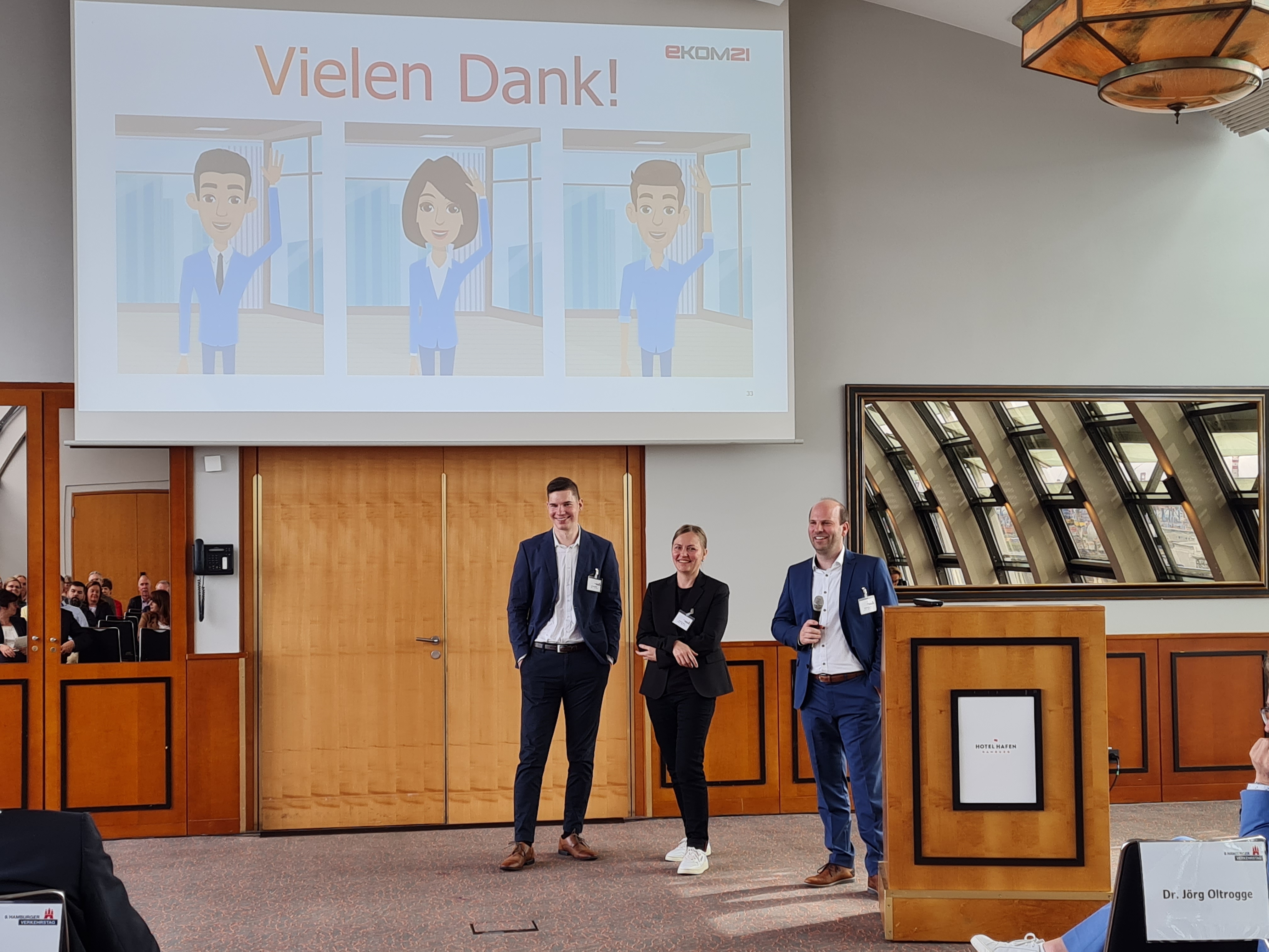 Drei vortragende Personen während des Hamburger Verkehrstages.