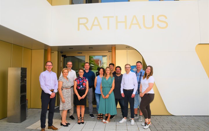 Gruppe von Projektbeteiligten vor dem Rathaus in Groß-Zimmern.