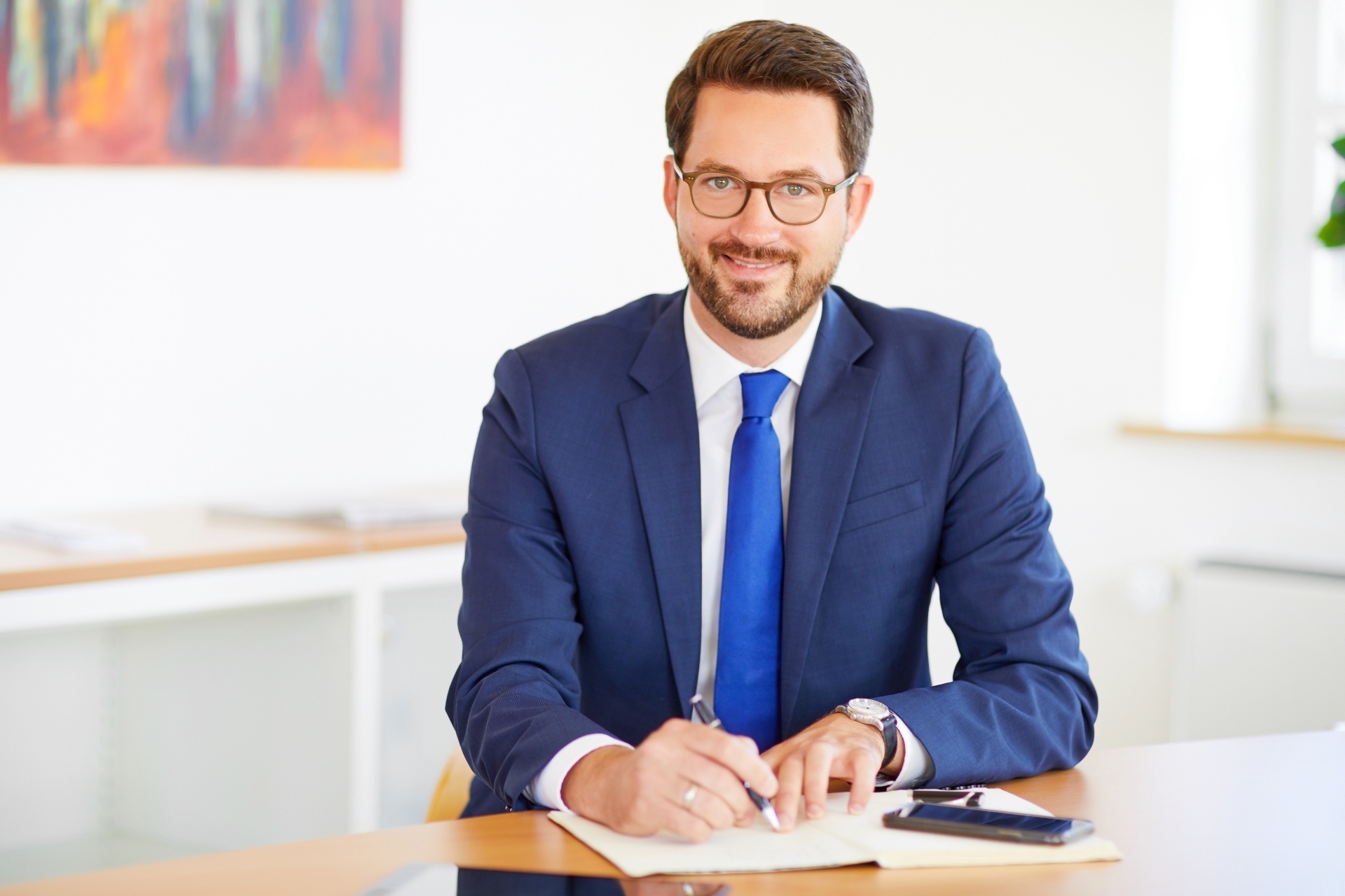 Philipp Rottwilm sitzend an einem Tisch.