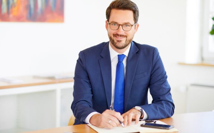 Philipp Rottwilm sitzend an einem Tisch.