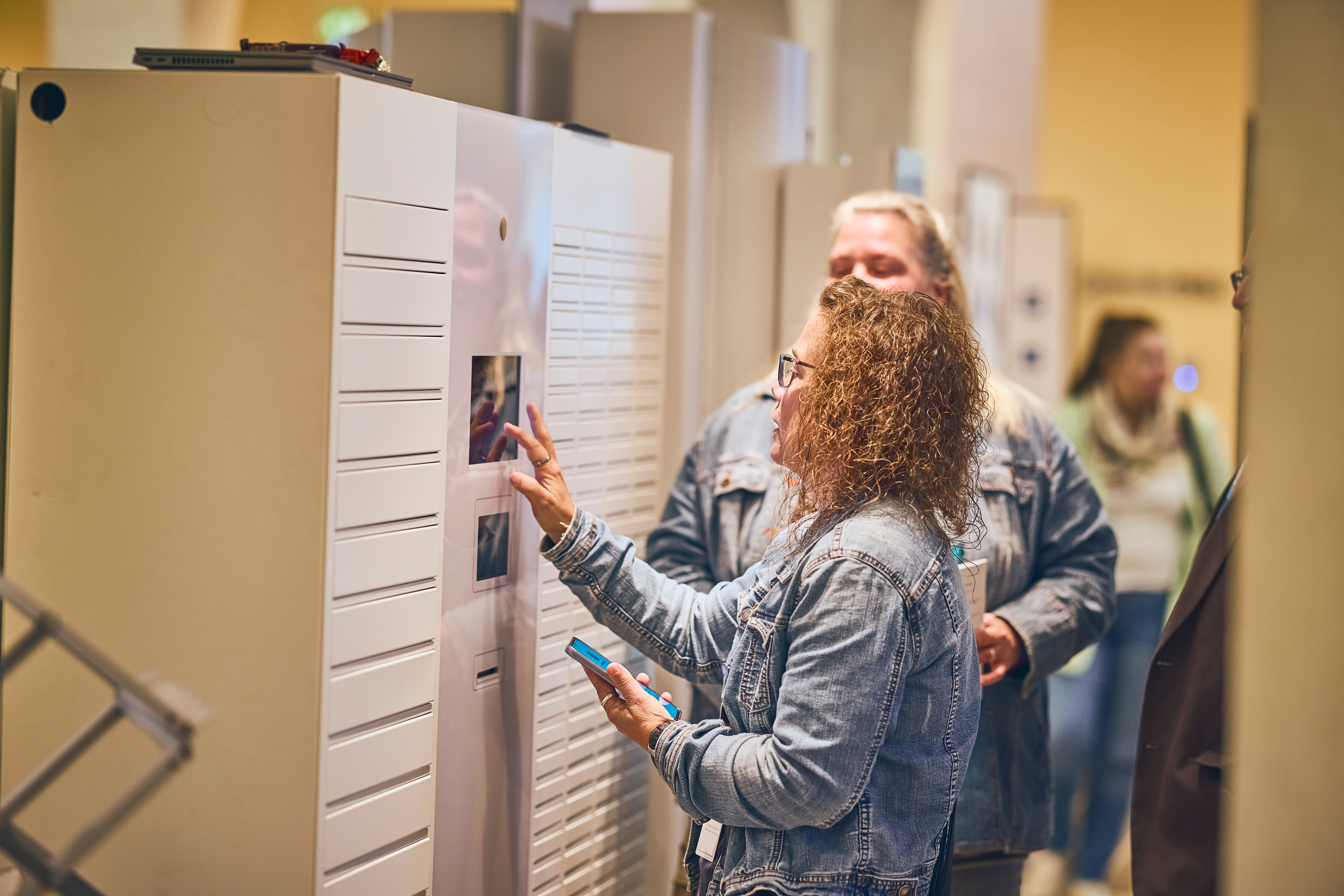 Zwei Personen vor einer Fotostation während der Erstellung eines Fotos.