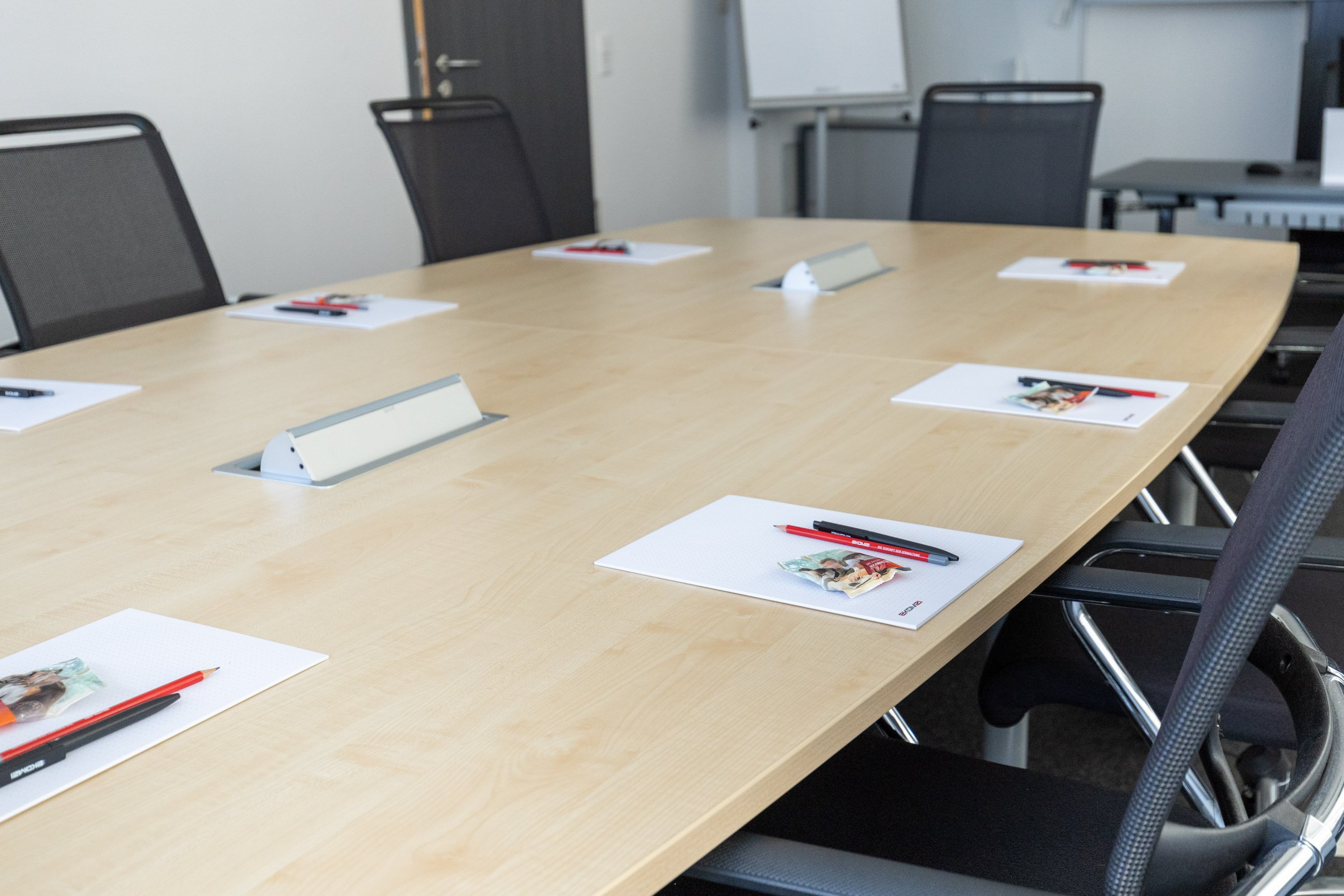 Tisch im Schulungsbereich der Akademie am ekom21-Standort in Gießen.