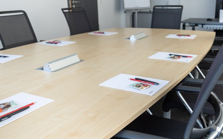 Tisch im Schulungsbereich der Akademie am ekom21-Standort in Gießen.