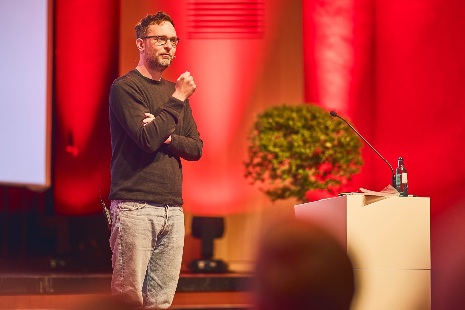 Sascha Friesike sprechend vor einem Publikum.