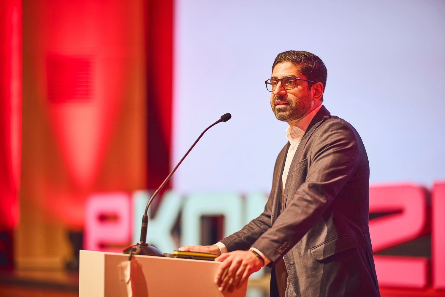 Kaweh Mansoori sprechend vor einem Publikum.