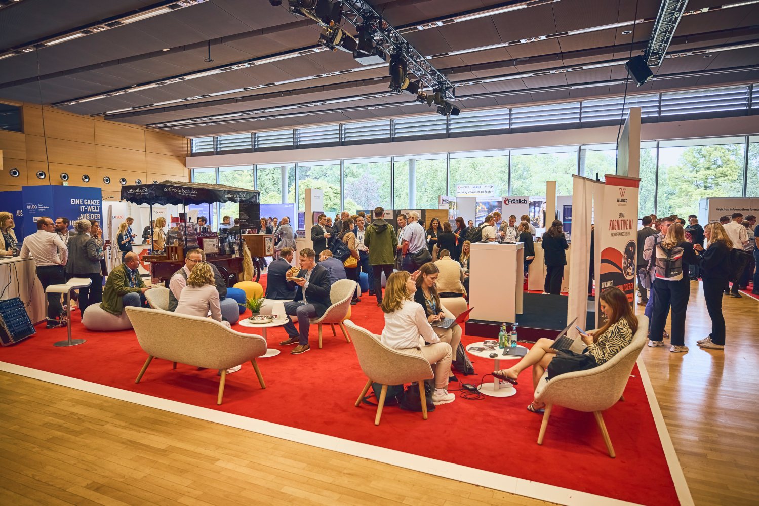 Ausschnitt einer großen Gruppe von Personen auf dem GEländer der expo 2024.
