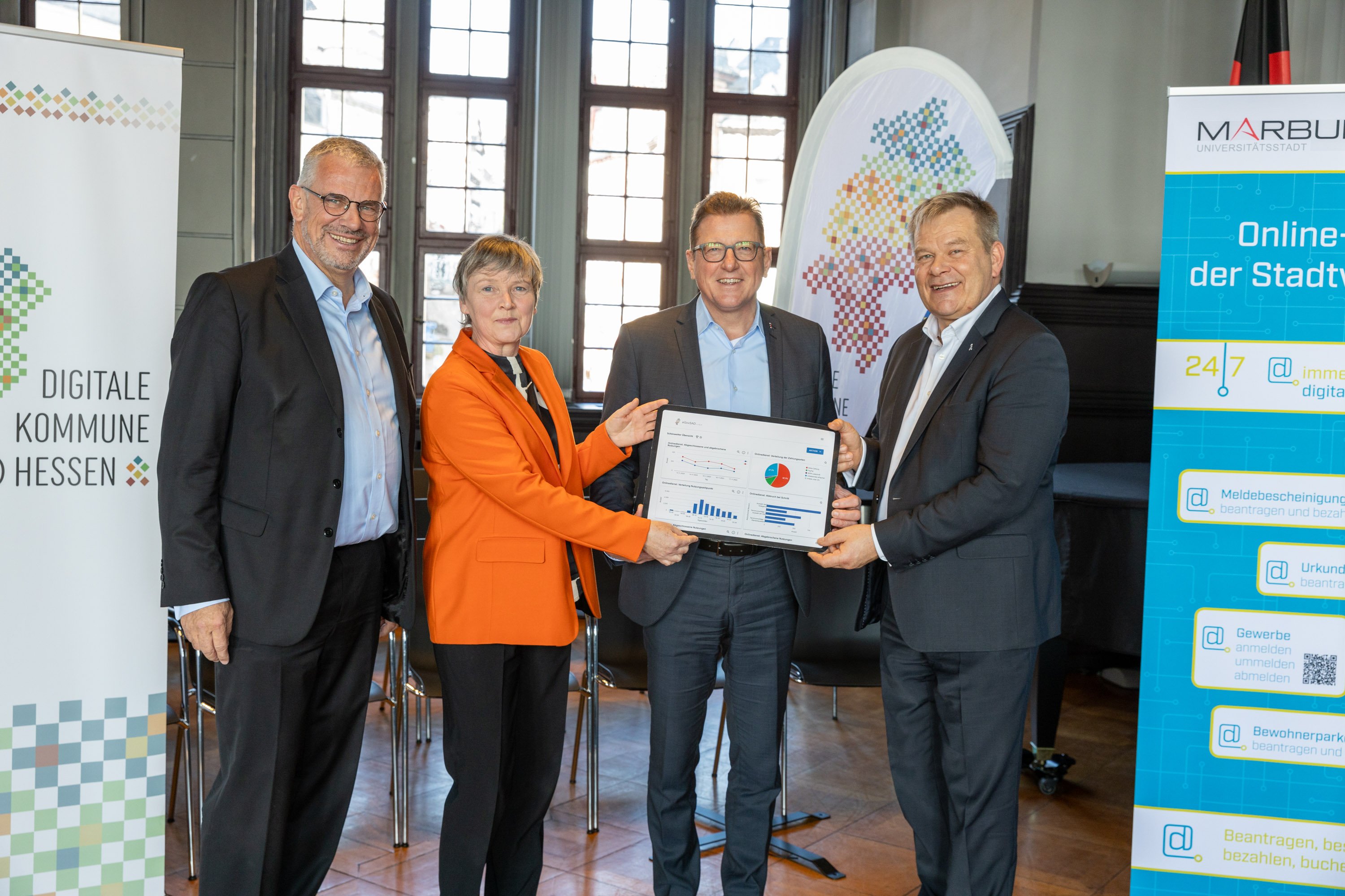 Matthias Drexelius; Staatssekretär Stefan Sauer; 2 Mitarbeitende Stadt Marburg