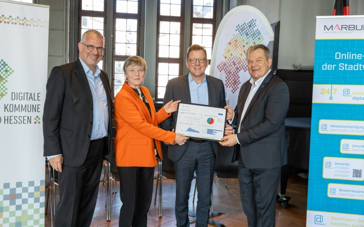 Matthias Drexelius; Staatssekretär Stefan Sauer; 2 Mitarbeitende Stadt Marburg