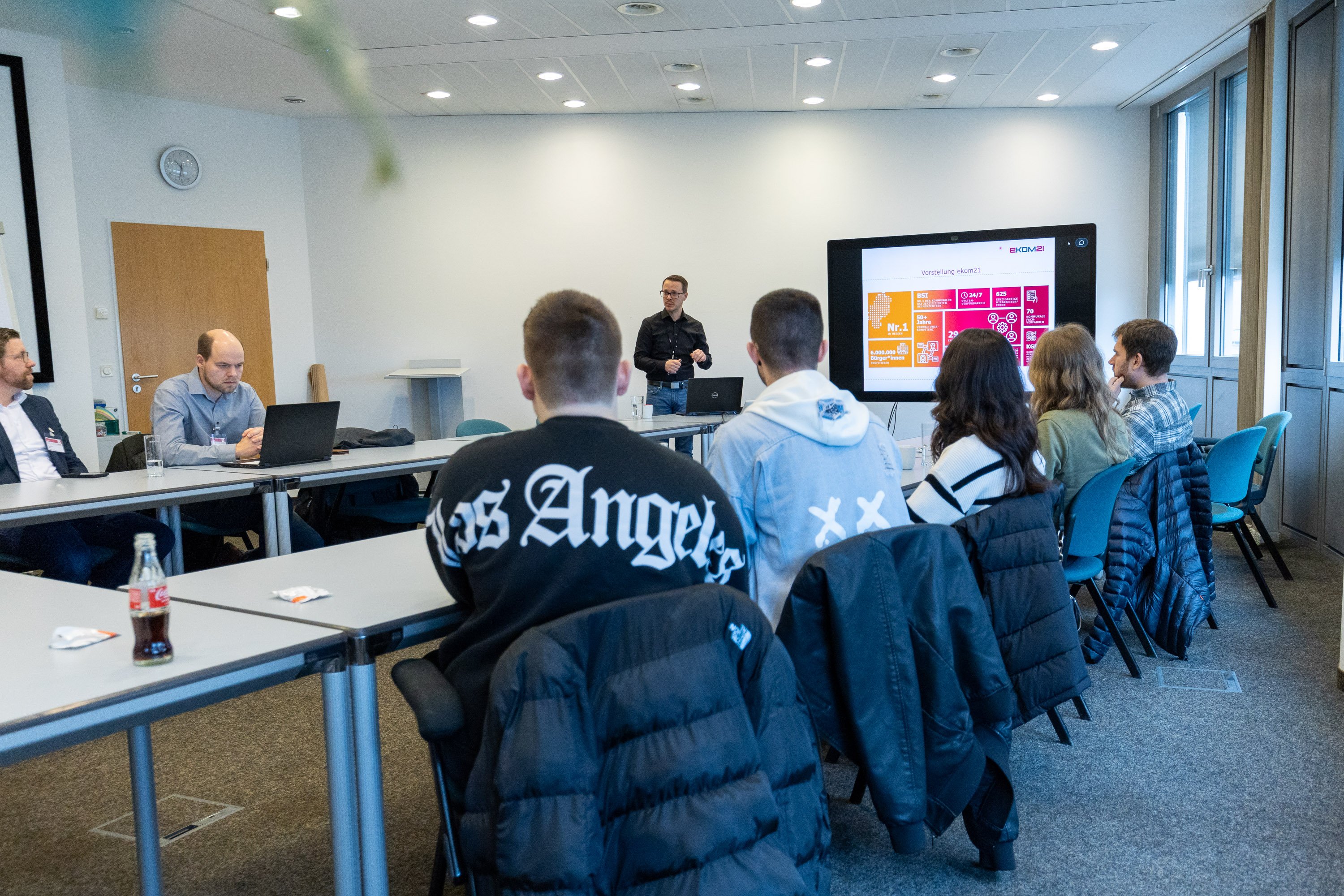 Vortrag von Dirk Müller vor einer Gruppe von Studierenden.