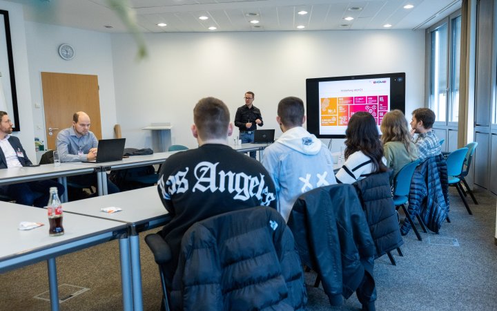 Vortrag von Dirk Müller vor einer Gruppe von Studierenden.