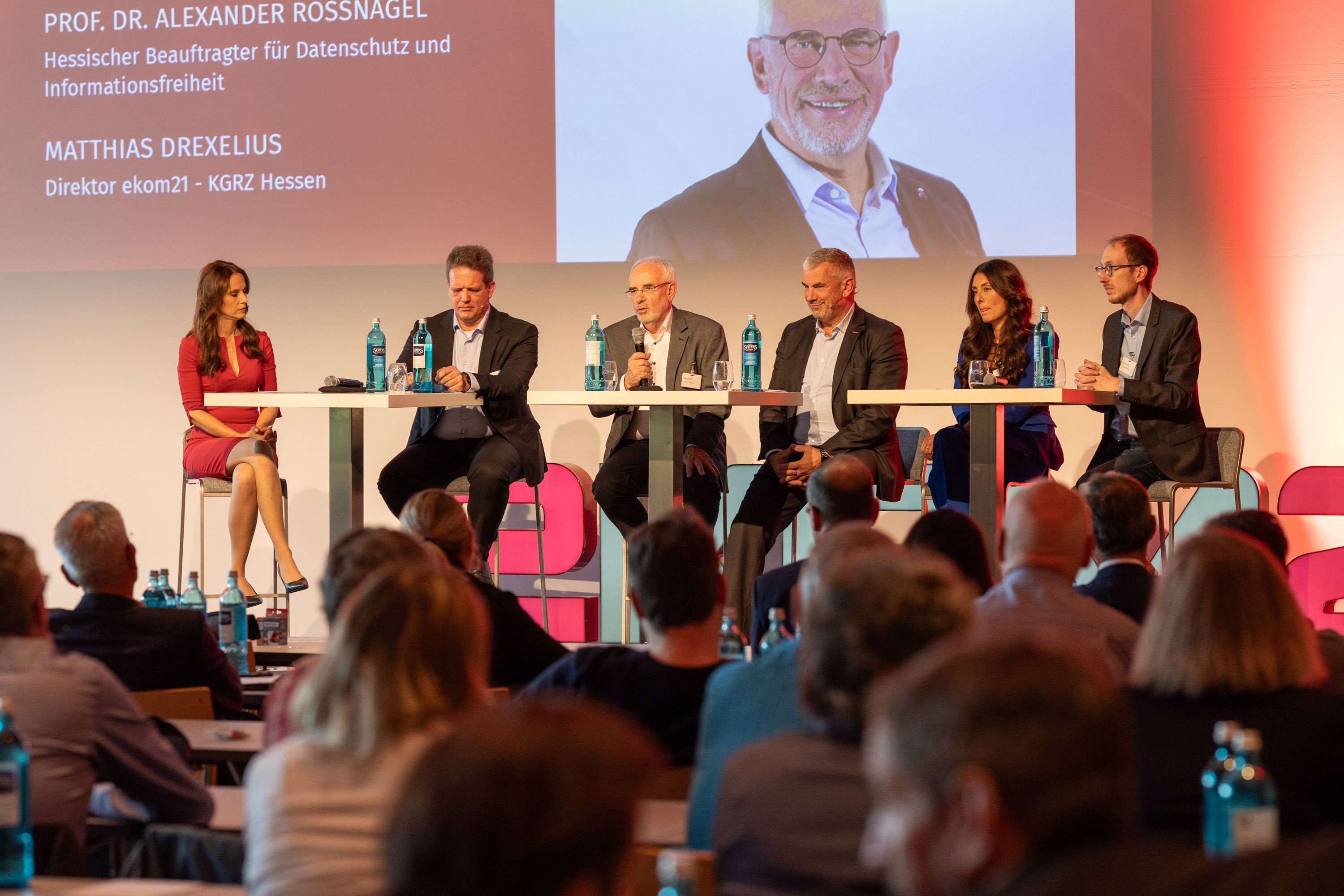 Mehrere Sprechende während eines Vortrags des Datenschutztages.