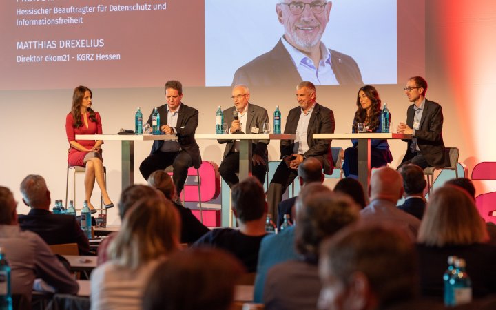 Mehrere Sprechende während eines Vortrags des Datenschutztages.