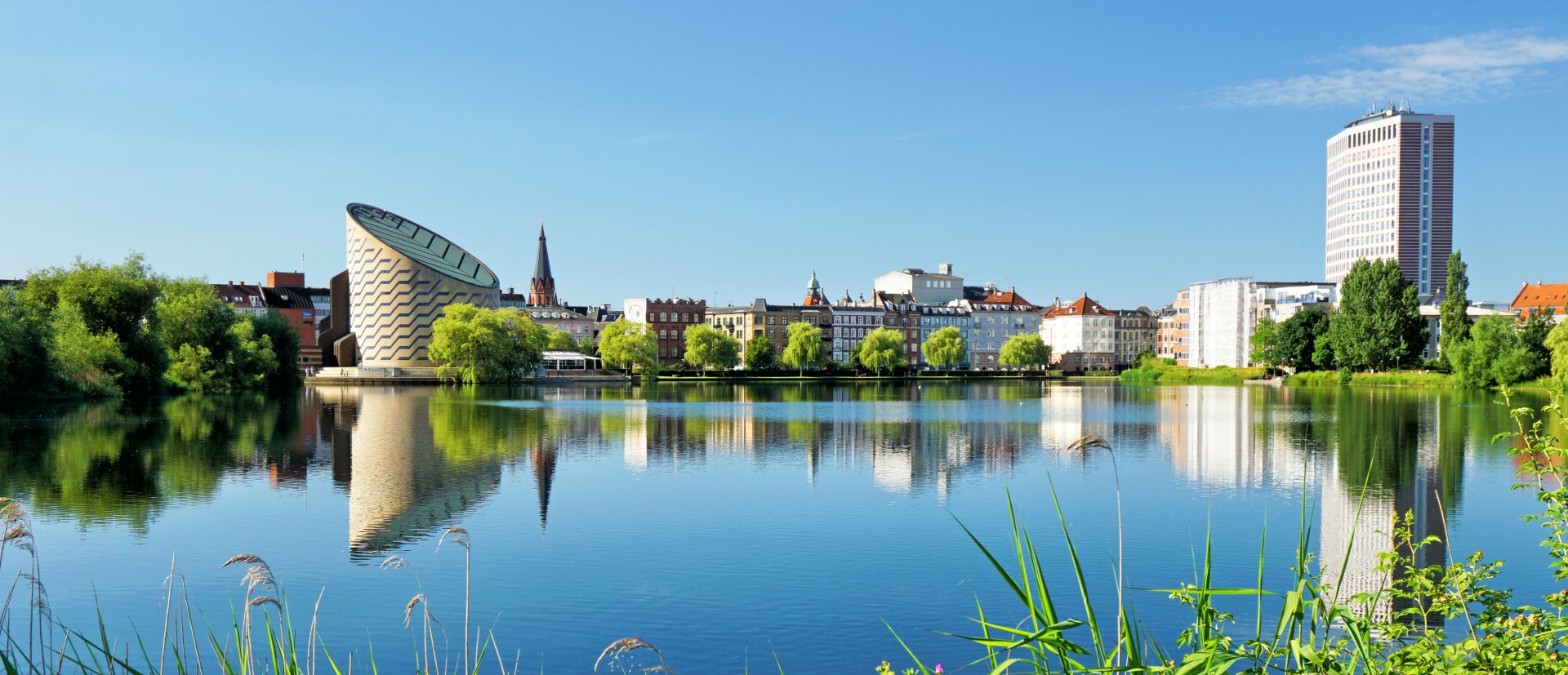 Blick auf die Stadt Kopenhagen in Dänemark. In der Ferne sind moderne und historische Gebäude zu sehen. 