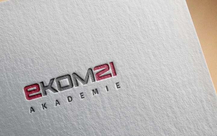 weiße Mappe; darauf das Logo der ekom21 Akademie