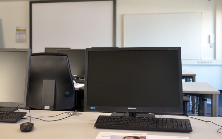 Arbeitsplatz mit Computer, Maus und Tastatur