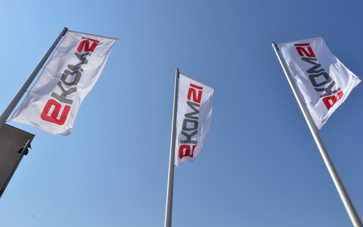 Drei Fahnenmäste mit Fahnen; auf den Fahnen Logo der ekom21