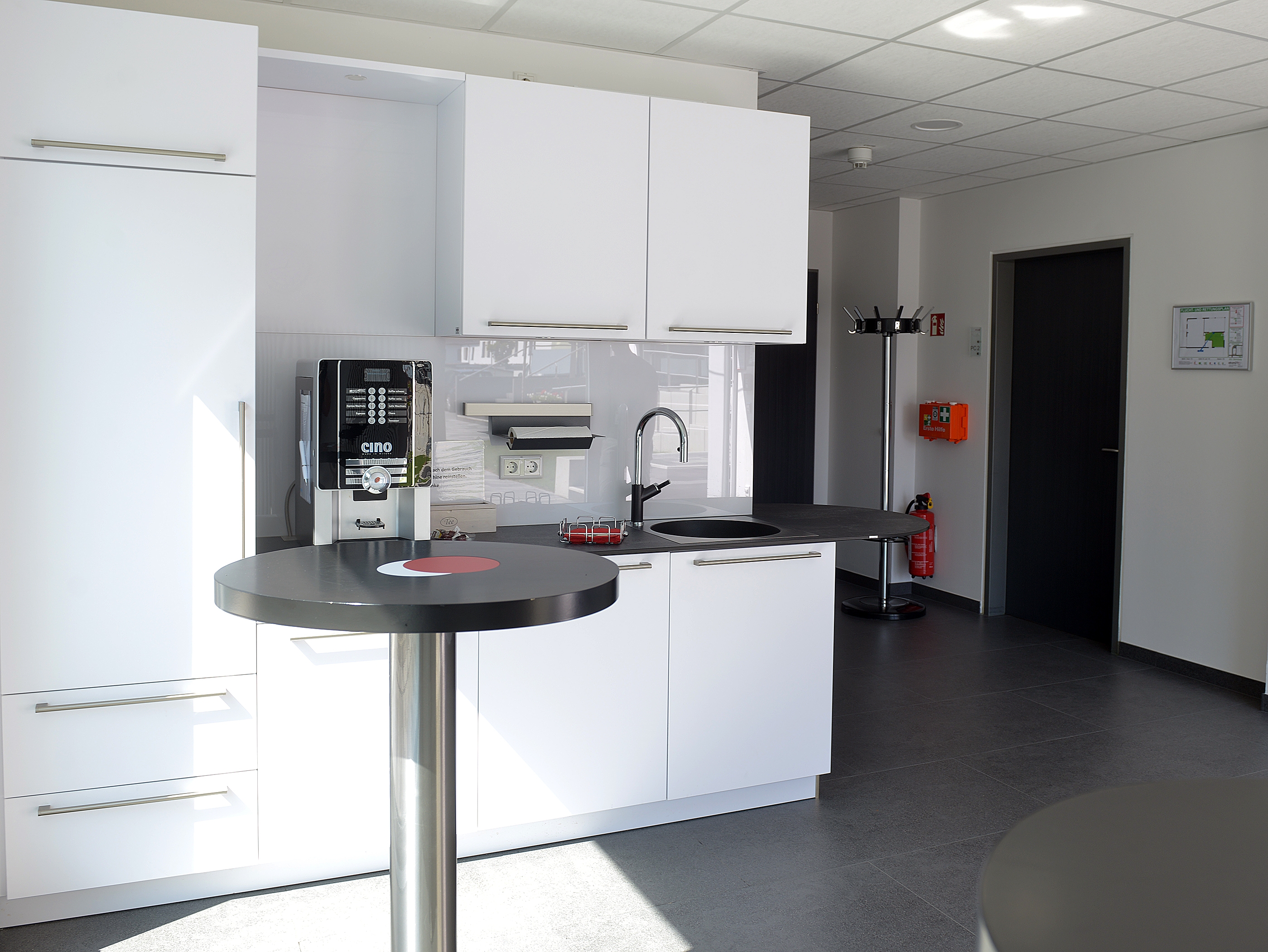 Küchenzeile im Eingangsbereich der ekom21 Akademie in Gießen